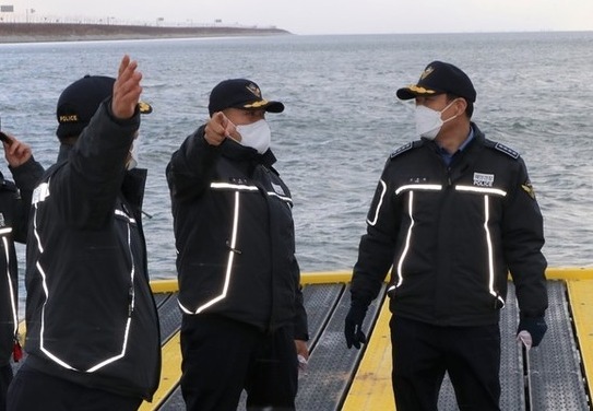 김충관 군산해경서장이 최근 신설 폰툰 계류지를 방문해 현장점검을 하고 있다.