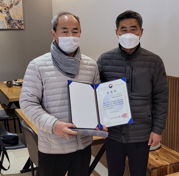 정읍교도소는 김석환 교정위원(왼쪽)에게 법무부장관 표창을 전수했다.