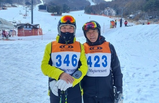 황인묵(오른쪽), 한등근 씨가 대회를 마치고 기념촬영을 하고 있다 / 사진 = 변한영 기자