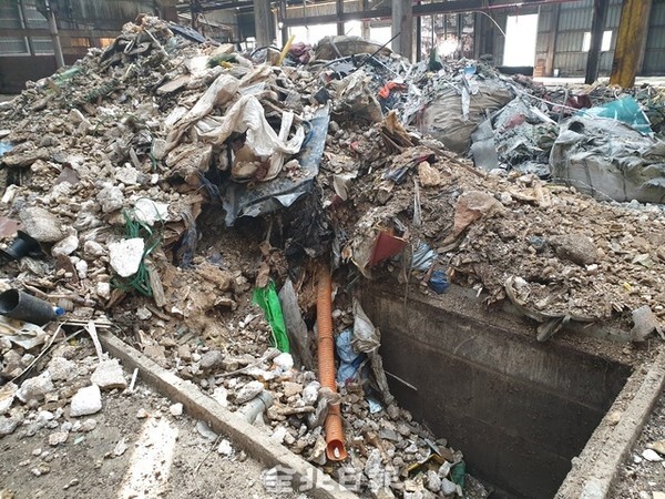 17일 장점마을 비료공장 건물 내부 모습. 불법 투기된 각종 폐기물들이 뒤엉켜 쌓여 있다.