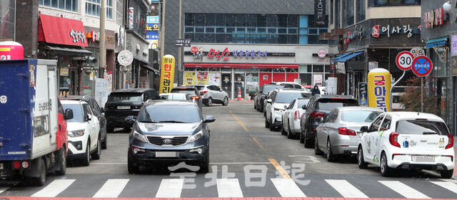 17일 전북혁신도시에 주차장 부족으로 인해 불법 주정차들이 도로를 점거하고 있다. /조현욱 기자