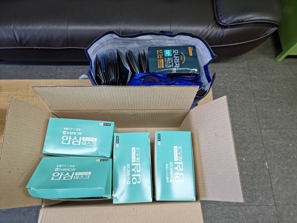 지난 15일 익명의 기부자가 전주덕진소방서 전미119안전센터에 마스크 350개를 전달했다. 사진제공=전주덕진소방서