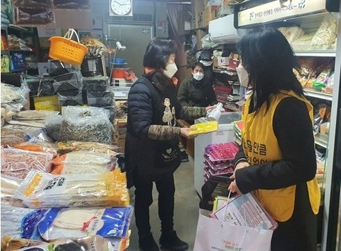 김제시 보건소는 시민들이 안심하고 식품을 구매할 수 있도록 재래시장, 마트 등 설 성수식품 판매업소를 대상으로 지도점검을 실시하고 있다.