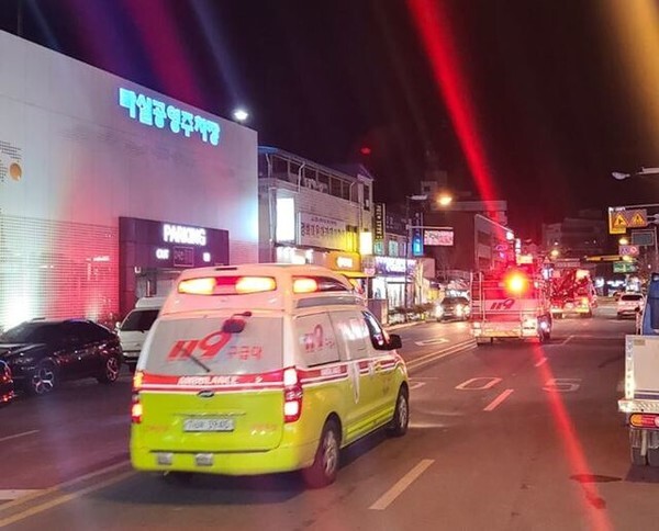     부안소방서 야간 길 터주기 훈련  /사진제공=부안소방서