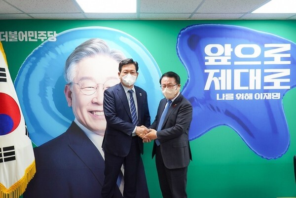 송영길(왼쪽)민주당 대표가 18일 정헌율(오른쪽)익산시장의 복당신청을 환영하고 있다.  