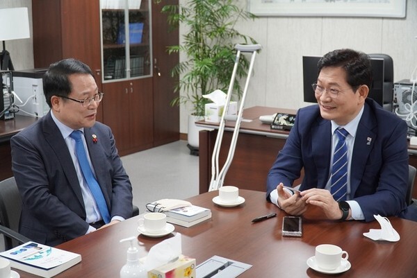 송영길 민주당 대표와 정헌율 익산시장(왼쪽)이 익산시 현안과 관련 대화를 나누고 있다.