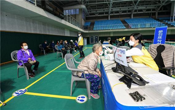 코로나19 백신를 맞기 위해 대기하는 시민들(춘향골체육공원체육관) = 제공 남원시