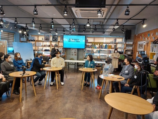 군산 청소년자치연구소에서 간담회를 하고 있는 김혜경 씨.