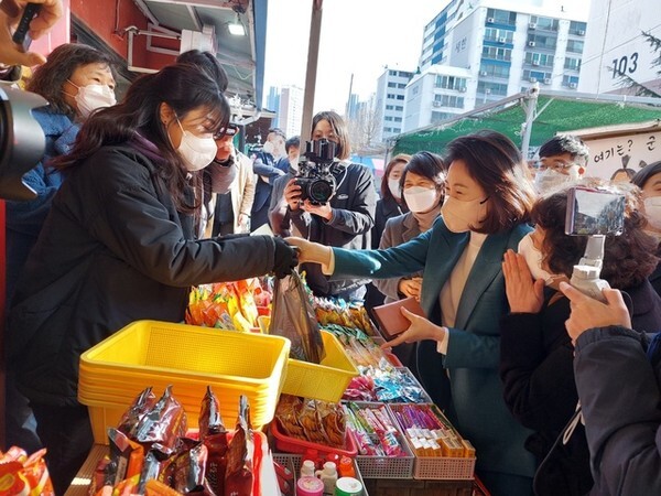 군산철길마을에서 물건 등을 구매하고 있는 김혜경 씨의 모습