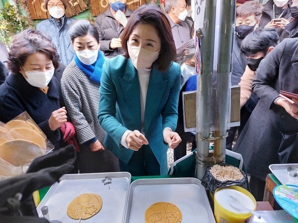 군산철길마을에서 달고나 체험에 나서는 김혜경 씨.