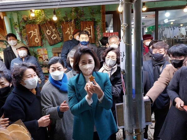 군산철길마을에서 달고나 체험에 나서는 김혜경 씨.