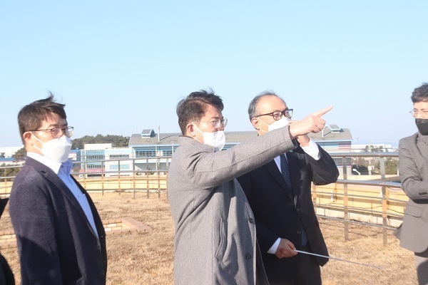 민주당 김수흥 의원이 지난 18일 새만금을 찾아 자신이 구상한 대책과 비전을 설명하고 있다. 사진=김수흥 의원실