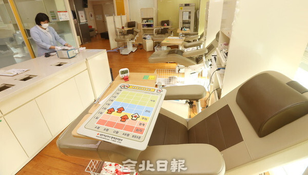 19일 오미크론 바이러스 확산과 한파 등 악재가 겹치면서 헌혈 참여자들의 발길이 끊겨 헌혈의집 효자센터가 텅 비어있다. 조현욱 기자