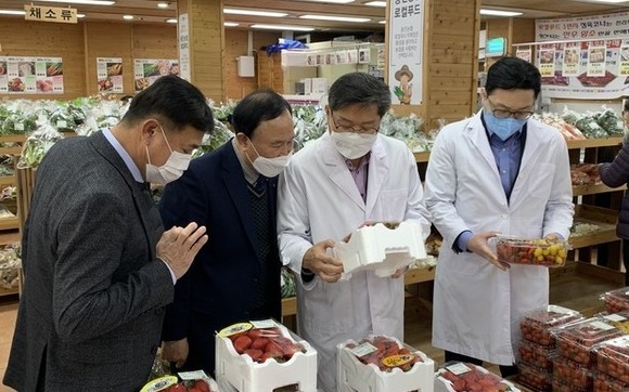 20일 정재호 본부장이 용진농협로컬푸드직매장을 방문해 식품안전 관리 형황을 점검하고 있다./사진=전북농협 제공