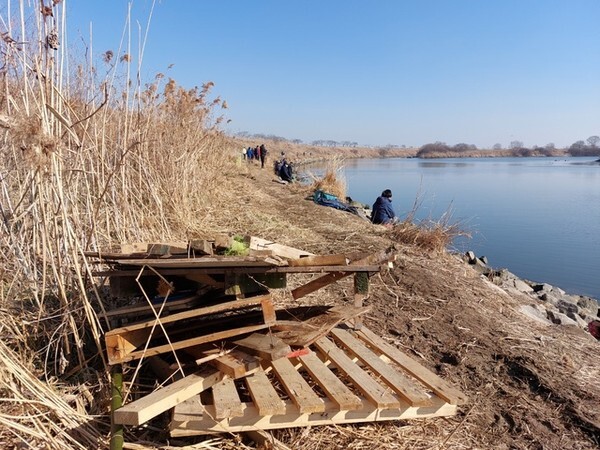 만경강에서 낚시를 즐기고 있는 사람들.