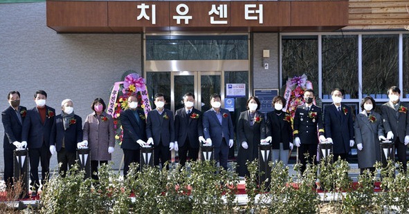 21일 전북 장수군 와룡휴양림에서 열린 장수 치유의 숲 개관식에서 장영수 군수와 장정복 부의장 등 참석자들이 현판 제막식을 하고 있다.  /사진=장수군 제공