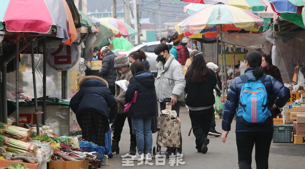 23일 전주남부시장이 설 연휴를 앞두고 장을 보기 위해 찾은 시민들로 인해 활기를 띠고 있다. 조현욱 기자