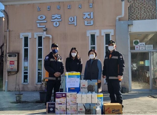      부안소방서 사회복지시설 방문 물품전달  /사진제공=부안소방서