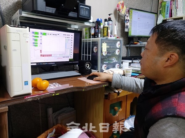 류창영 대표가 빅데이터 시스템을 통해 시설 환경을 확인하고 있다. / 사진 = 변한영 기자