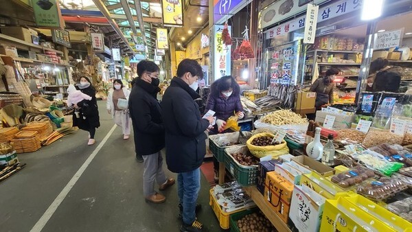 전북개발공사 직원들의 전통시장 장보기 행사 모습 / 사진 = 전북개발공사 제공