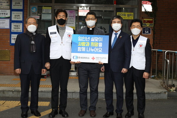 전주상공회의소 윤방섭 회장(오른쪽 두 번째)이 복지지원 시설 방문 후 기념촬영을 하고 있다. / 사진 = 전주상공회의소 제공