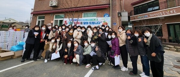 김제노인복지센터 노인맞춤돌봄서비스 설맞이 행사로 어르신 대상으로 복주머니 접기 행사를 가졌다.