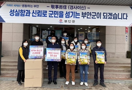     부안 계화면사무소 이웃돕기 물품 기부 계속돼  /사진제공=부안군