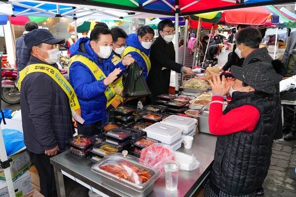 송지용 전북도의장(왼쪽 두번째)과 의원, 사무처 직원들이 설명절을 앞두고 25일 완주 봉동 생강골 전통시장을 찾은 가운데 상인들과 이야기를 나누고 있다.