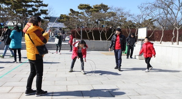 국립전주박물관에서 사람들이 굴렁쇠 굴리기 체험을 하고 있다.