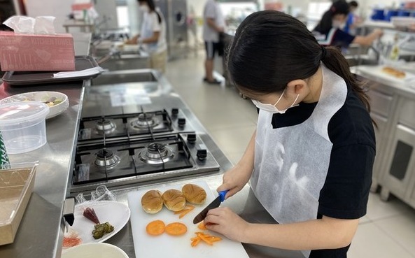 한국전통문화전당에서 사람들이 조리 체험을 하고 있다.