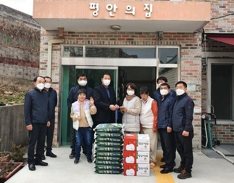 26일 전북고속 황의종 대표이사가 전주 ‘평안의 집’을 찾아 수용인원들을 위로하고 있다./사진=전북고속 제공