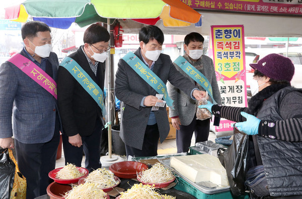 26일 전주 모래내시장에서 강동화 전주시의회 의장과 사무국 직원들이 재수용품 등을 구매하고 있다. 사진제공=전주시의회