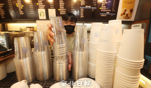 환경부가 '자원 절약과 재활용촉진에 관한 법률' 시행령 개정안을 입법 예고한 가운데 14년 만에 일회용 컵 보증금 제도가 부활한다. 사진은 26일 전주 시내의 한 카페에서 점장이 일회용 컵을 정리하고 있는 모습. 조현욱 기자