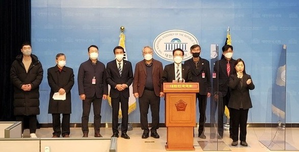 국민의힘 정운천 의원이 26일 국회 소통관에서 기자회견을 열고 정부가 추진하고 있는 ‘가축전염병예방법 시행령 및 시행규칙’ 개정 중단을 촉구하고 있다. 사진=정운천 의원실 