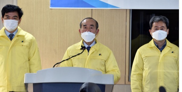 박준배김제시장이 코로나 19 관련해 긴급브리핑을 하고 있다.