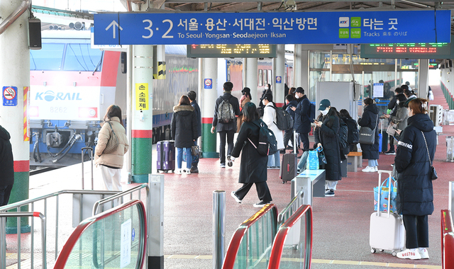 민족의 명절 설을 맞아 고향을 방문했던 귀성객들이 연휴 마지막 날인 2일 전주 역에서 열차를 타고 일상으로 복귀하고 있다. 오세림 기자