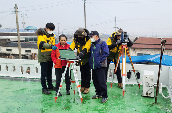 3일 LX공사가 취약계층의 주거환경 개선을 위한 무료측량을 하고있다./사진=LX공사 제공.