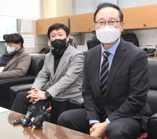 홍영표 더불어민주당 의원이 3일 전북도의회에서 기자간담회를 열고 이재명 대선 후보의 지지를 호소하고 있다. /연합뉴스