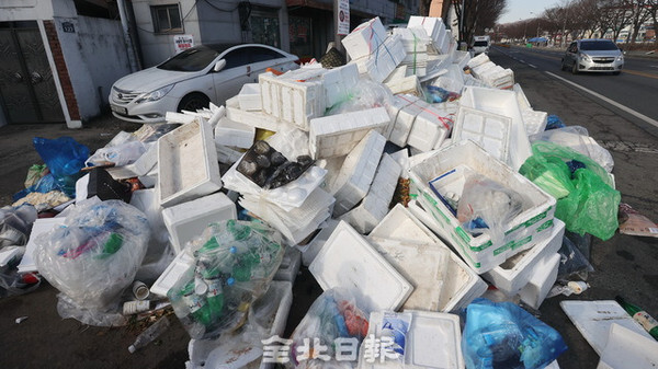 3일 전주시 동완산동 등 시내에 설 연휴 동안 쌓인 쓰레기들이 사람 키만큼 쌓여 있어 악취와 도시미관을 헤치고 있다. 조현욱 기자