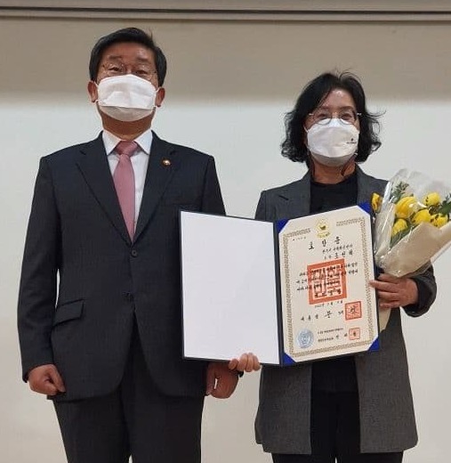 조선희 전주시 사회혁신센터 성평등전주 소장이 지난 3일 정부서울청사 별관 1층에서 열린 ‘2021 정부혁신 유공 정부포상 전수식’에서 지역혁신 유공으로 국민포장 상을 수상했다. /사진제공=전주시