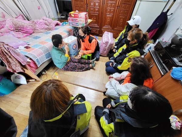 익산 함열여성의용소방대가 지난 5일 함열지역 독거노인들을 찾아 봉사와 나눔을 실천했다. /사진 제공=함열여성의용소방대
