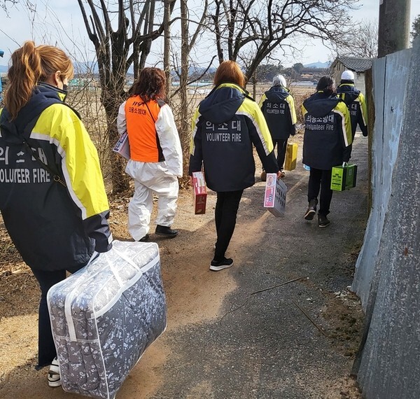 익산 함열여성의용소방대가 지난 5일 함열지역 독거노인들을 찾아 봉사와 나눔을 실천했다. /사진 제공=함열여성의용소방대