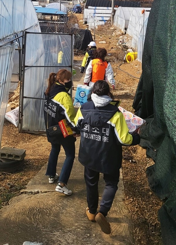 익산 함열여성의용소방대가 지난 5일 함열지역 독거노인들을 찾아 봉사와 나눔을 실천했다. /사진 제공=함열여성의용소방대