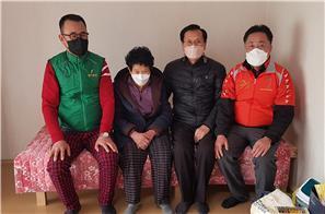 최정규 센터장 4번째 목제침대 어려운 이웃 전달