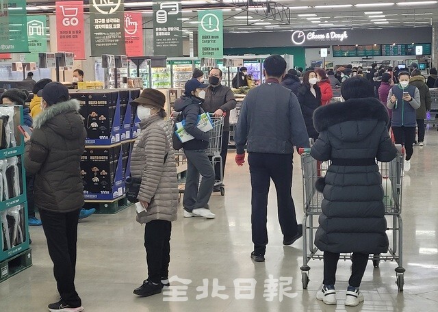 6일 통계청 전주사무소가 발표한 2022년 1월 전북지역 소비자물가는 104.69(2020년=100)로 전월대비 0.6%, 전년동월대비 3.6% 각각 상승했다. 사진은 전주시 한 대형마트에서 시민들이 장을 보고 있다. / 사진=김영호 기자