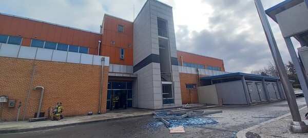 6일 오전 10시 25분께 익산시 여산면 호남고속도로 여산휴게소(하행선)에서 보일러가 폭발해 유리창이 깨졌다. 사진=전북소방본부 제공