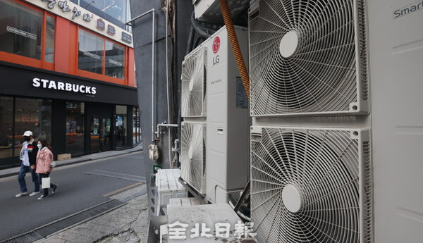 6일 전주 객사 곳곳에 공기차단막과 2M 높이 제한 없이 설치된 냉난방기 실외기로 인해 시민들이 불편을 겪고 있다. 조현욱 기자