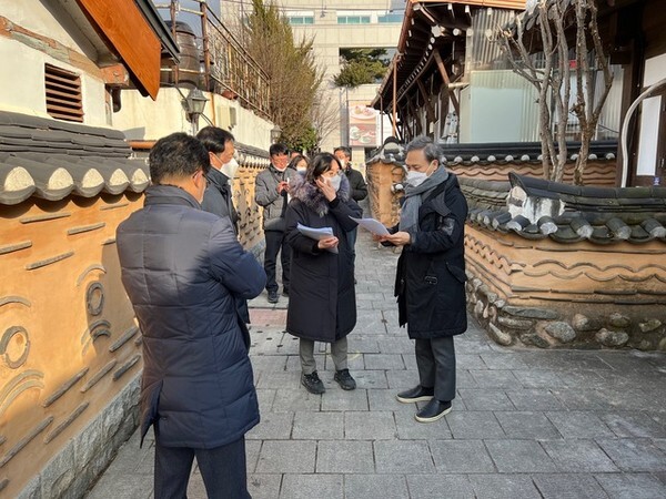 지난 4일 김승수 전주시장이 현재 조성됐거나 조성사업이 추진 중인 8개 특화도서관 현장을 점검했다. /사진제공=전주시