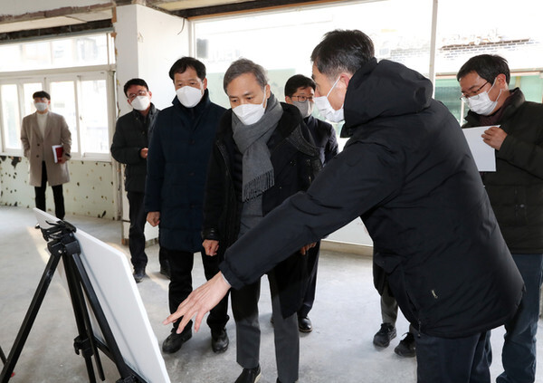 지난 4일 김승수 전주시장이 현재 조성됐거나 조성사업이 추진 중인 8개 특화도서관 현장을 점검했다. /사진제공=전주시