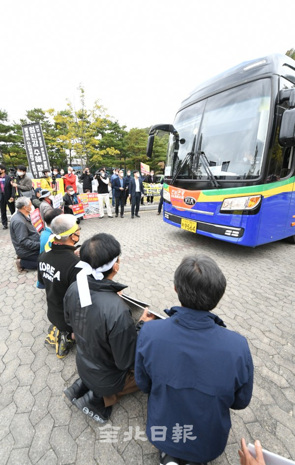 지난 2020년 10월 21일 국회 환경노동위원회 의원들은 지난 여름 집중호우 당시 용담댐 방류로 큰 수해피해가 발생한 것과 관련해 한국수자원공사 용담지사를 방문하자 수해피해 지역 주민들이 의원들이 타고 온 버스 앞에 무릎을 꿇고 도움을 호소하고 있다. 오세림 기자